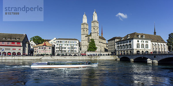 Schweiz  Zürich  Blick auf das Limmatboot an der Limmat