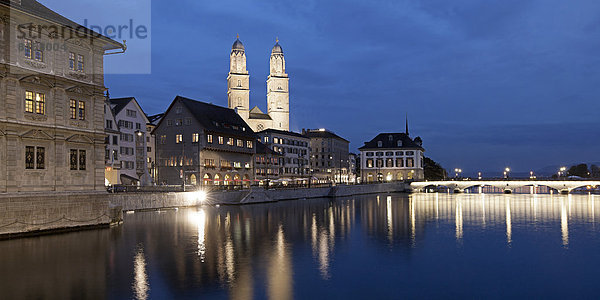 Schweiz  Zürich  Blick auf Grossmunster bei Dämmerung