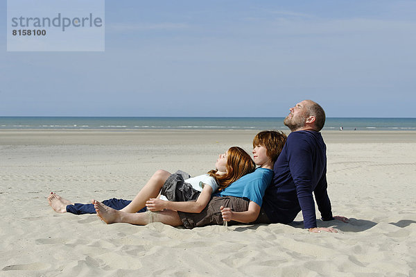 Frankreich  Vater mit Sohn und Tochter am Strand