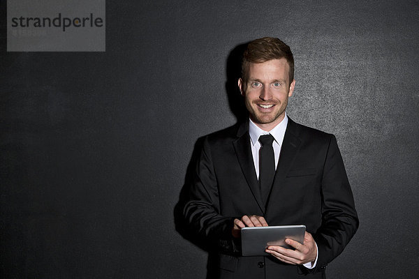Porträt eines erwachsenen Mannes mit digitalem Tablett