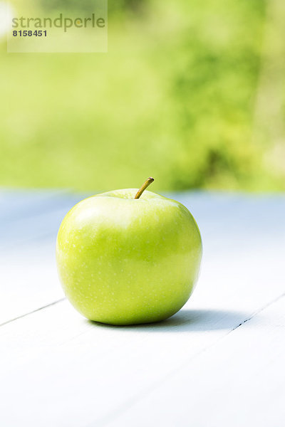 Grüner Apfel auf dem Tisch  Nahaufnahme