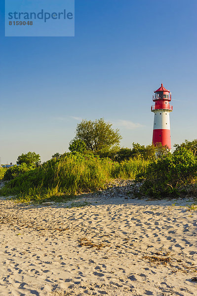 Deutschland  Schleswig Holstein  Blick auf den Leuchtturm am Strand