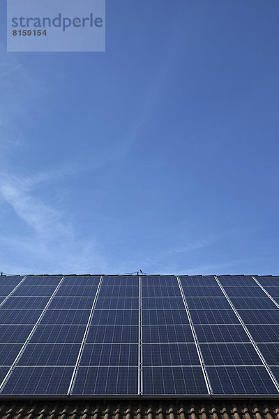 Deutschland  Bayern  Solarmodule auf dem Dach