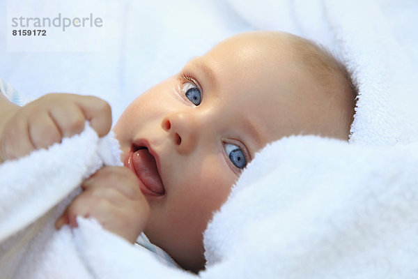 Porträt eines kleinen Jungen  eingewickeltes Handtuch  Nahaufnahme