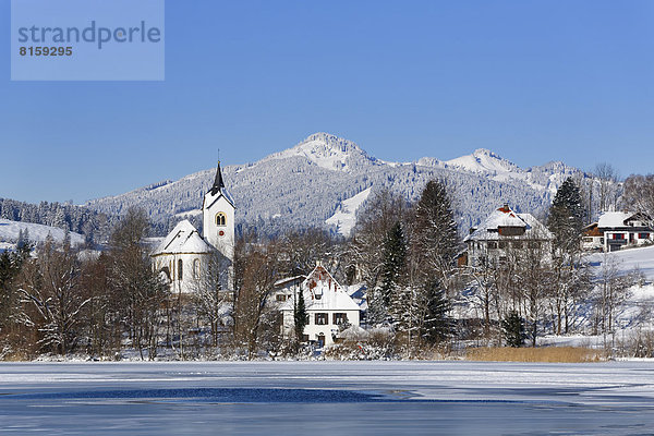 Deutschland  Bayern  Blick auf Weissensee Dorf und See bei Fussen