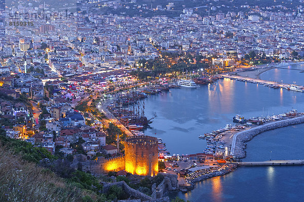 Türkei  Alanya  Blick auf den Roten Turm mit Hafen
