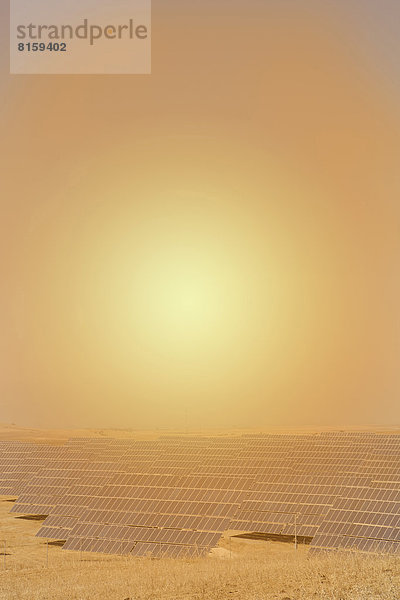 Spanien  Blick auf den Solarpark bei Sonnenuntergang