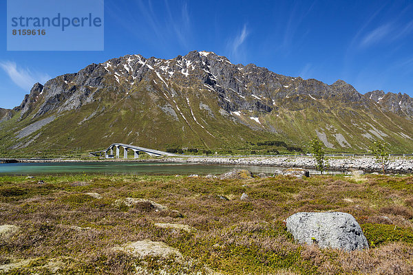 Norwegen  Blick auf die Brücke auf den Lofoten