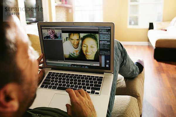 Mann  Freundschaft  Camcorder  Gespräch  Gespräche  Unterhaltung  Unterhaltungen