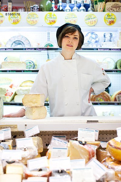 hinter  Frau  Lebensmittel  arbeiten  verkaufen  Käse  Laden  Tresen