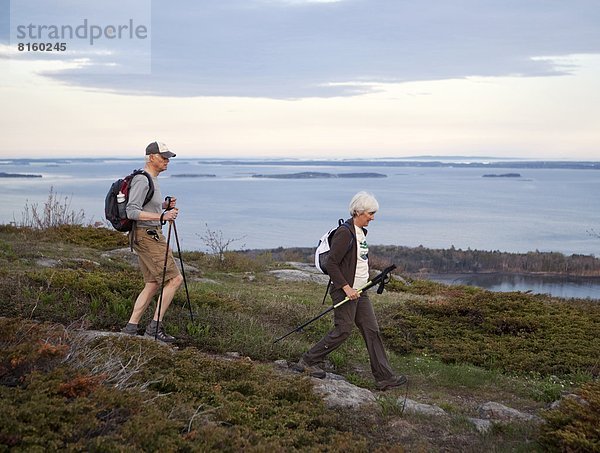 Fröhlichkeit  Küste  Senior  Senioren  wandern  Maine