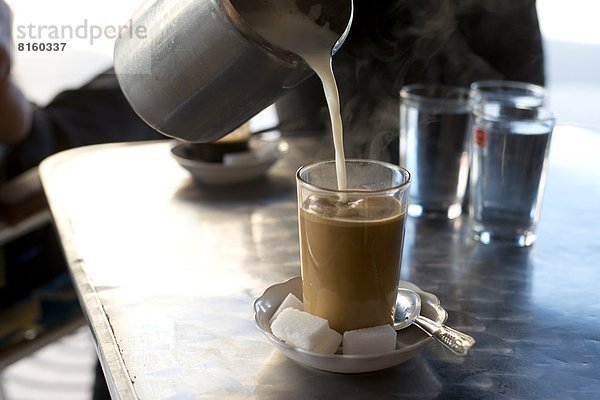 eingießen  einschenken  Wärme  Cafe  Kaffee  Milch  Marokko