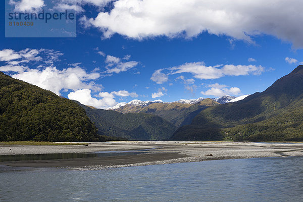 Der Haast River mit der dahinterliegenden Macfarlane Ridge und dem Mount Macfarlane  2057m  Southern Alps