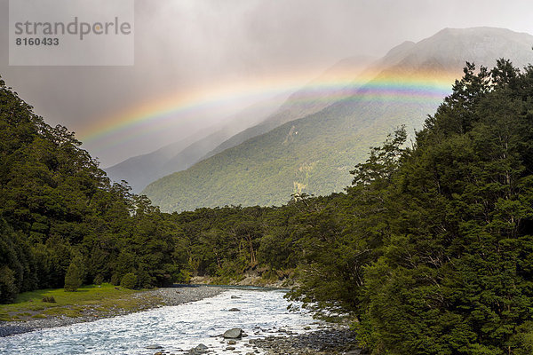 Der Makarora River mit Regenbogen