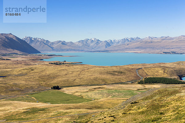 Ausblick vom Mount John  1031m  auf den Lake Tekapo  die Hall Range und Sibbald Range