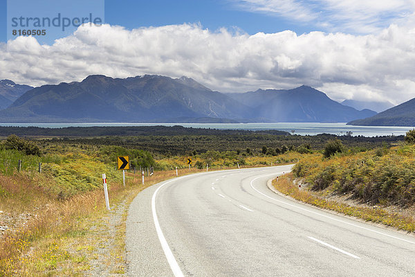 Highway 94 mit Blick auf den Lake Te Anau
