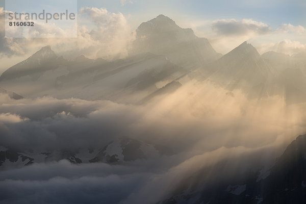 Wolken am Furkapass mit Finsteraarhorn  Jungfrau und Mönch