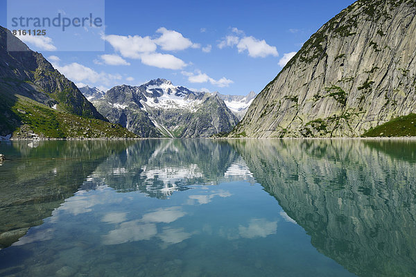 Berge rund um den Grimselpass spiegeln sich im Gelmerstausee