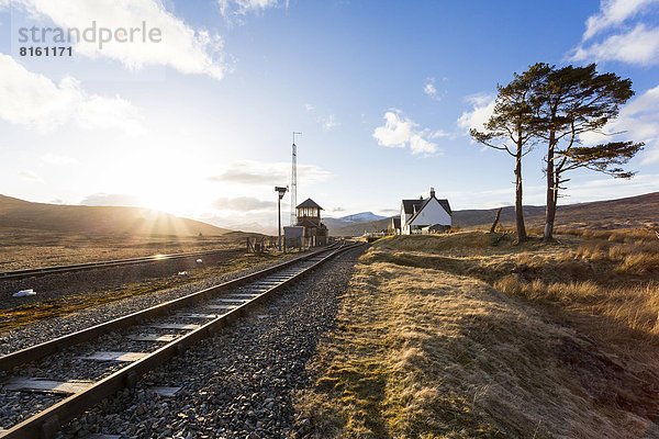 Eisenbahnschienen und Bahnstation in den Schottischen Highlands