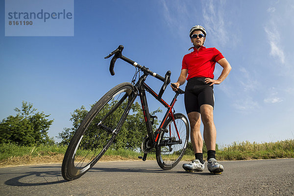 Radfahrer  44 Jahre  mit einem Rennrad