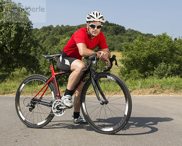 Radfahrer  44 Jahre  mit einem Rennrad