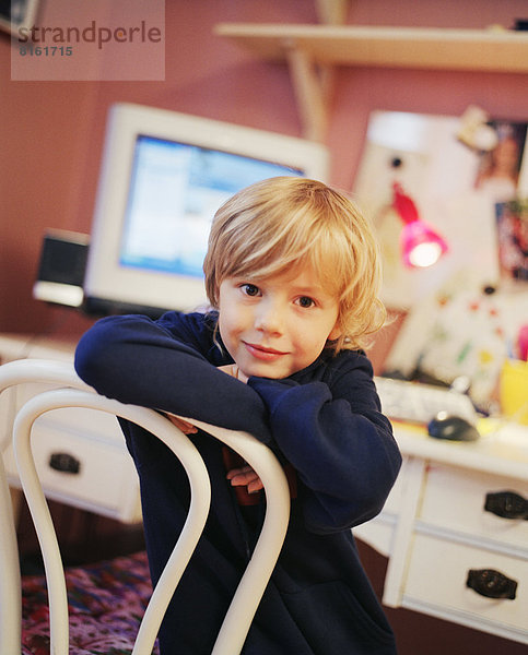 sitzend  Portrait  Junge - Person  Zimmer