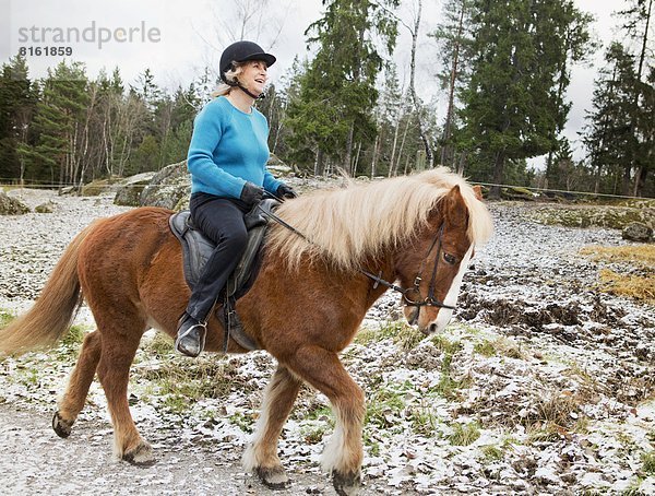 Senior  Senioren  Frau  reiten - Pferd  Island