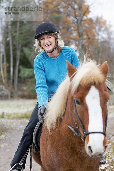 Senior  Senioren  Frau  reiten - Pferd  Island