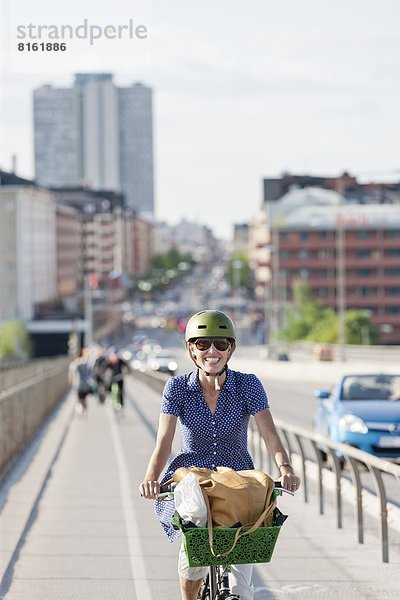 Frau  lächeln  radfahren