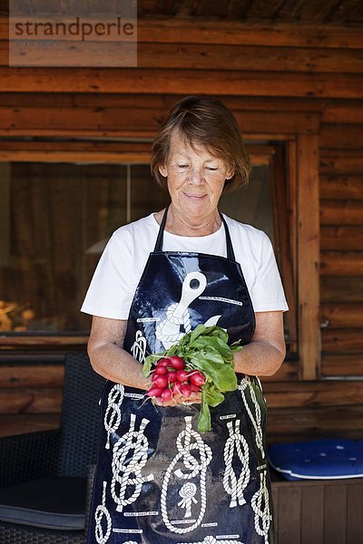 Senior  Senioren  Frau  Bündel  halten  Schürze  Radieschen