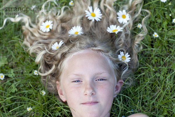 Portrait  Gänseblümchen  Bellis perennis  Mädchen  Haar