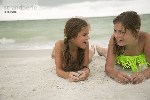 liegend liegen liegt liegendes liegender liegende daliegen Strand 2 Mädchen