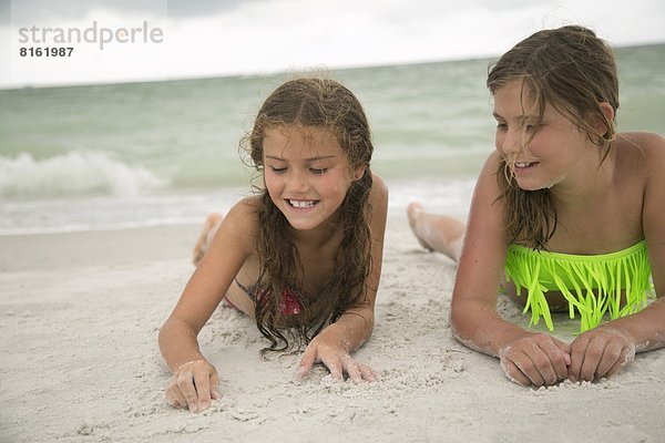 liegend liegen liegt liegendes liegender liegende daliegen Strand 2 Mädchen