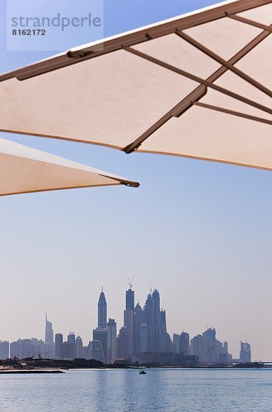 Skyline  Skylines  Sonnenschirm  Schirm  Fokus auf den Vordergrund  Fokus auf dem Vordergrund  Dubai