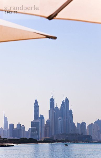 Skyline  Skylines  Sonnenschirm  Schirm  Fokus auf den Vordergrund  Fokus auf dem Vordergrund  Dubai