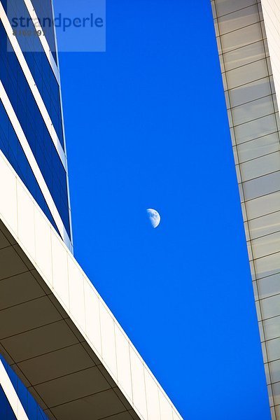 zwischen inmitten mitten Himmel Hochhaus Mond 2 modern