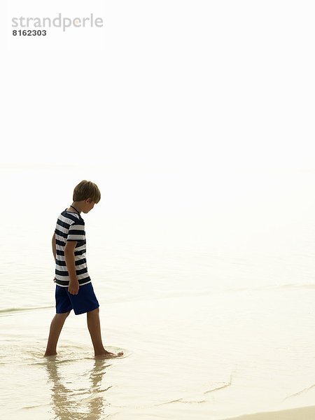 Boy Wandern am Strand