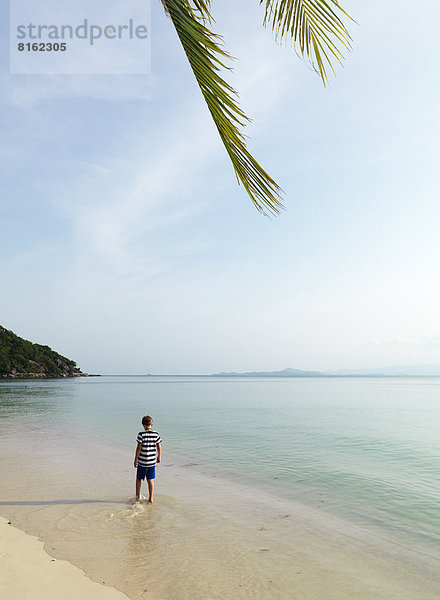 Boy Wandern am Strand