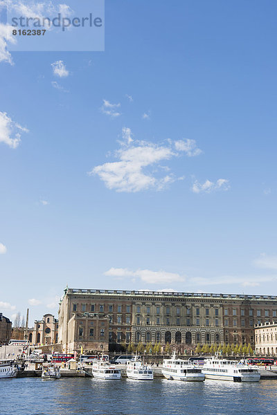 Stockholm  Hauptstadt  Palast  Schloß  Schlösser  Boot  vertäut  frontal