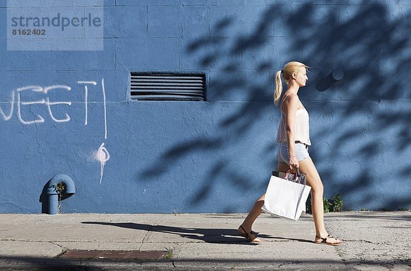 Frau gehen Tasche kaufen jung