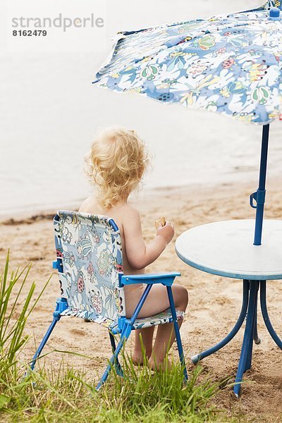 sitzend  Stuhl  Strand  Junge - Person  klein