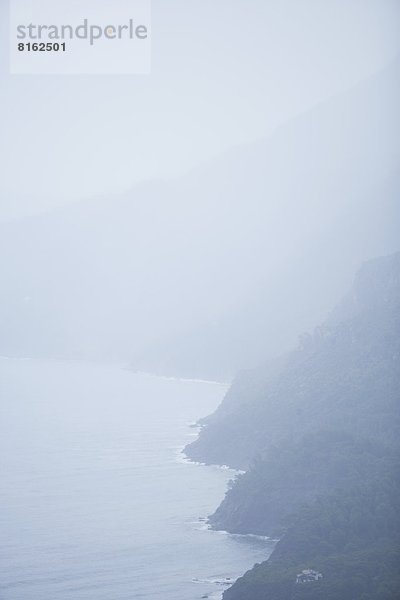 hoch oben Steilküste Nebel Ansicht Flachwinkelansicht Winkel
