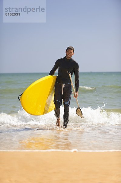 Mann  Fröhlichkeit  gehen  Surfboard