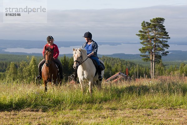 Frau  reifer Erwachsene  reife Erwachsene  reiten - Pferd