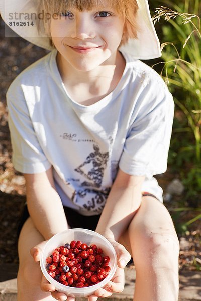 Junge - Person  halten  ungestüm  Erdbeere