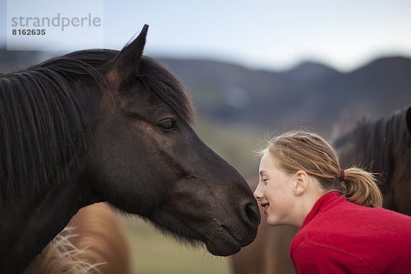 Mädchen küssen Pferd