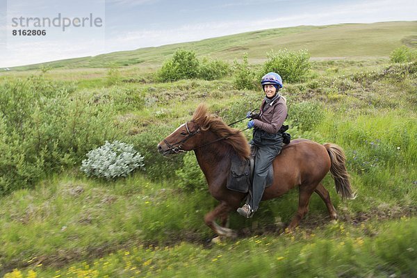 Frau  Wiese  reiten - Pferd