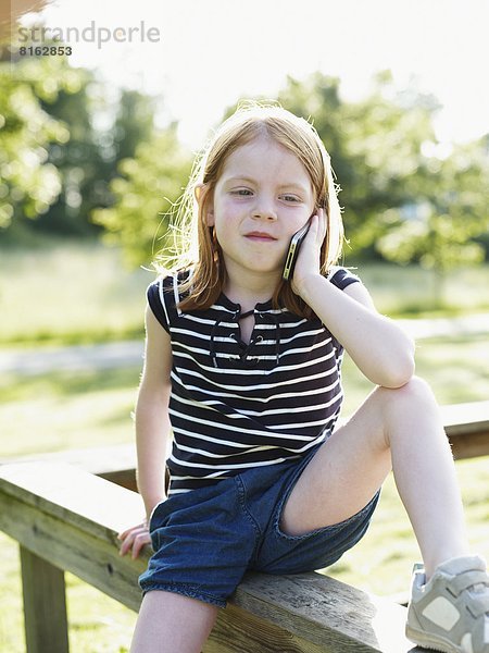 Außenaufnahme  sprechen  Telefon  Mädchen  Handy  freie Natur