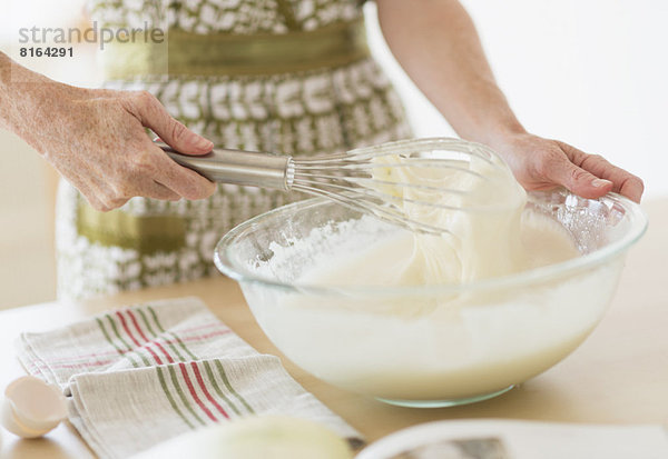 Frau Mittlerer Ausschnitt Kuchenteig