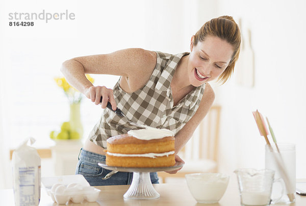 Frau Küche Kuchen schmücken